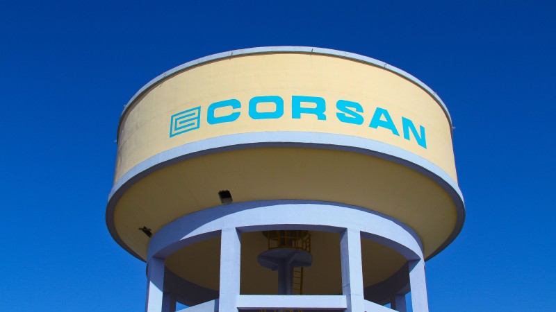 Foto colorida de caixa d'água com logo da Corsan