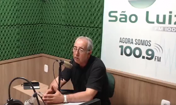 Foto colorida do vereador Cláudio Pereira no estúdio da Rádio São Luiz