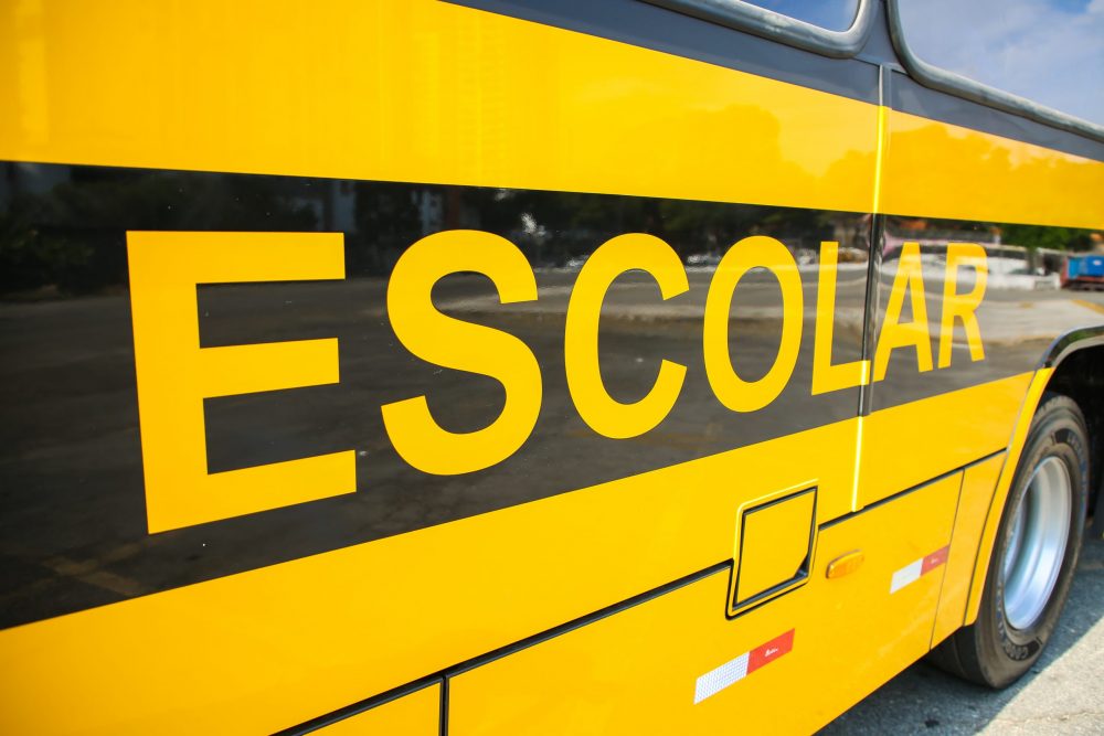 Foto colorida de lateral de ônibus escolas amarelo e preto