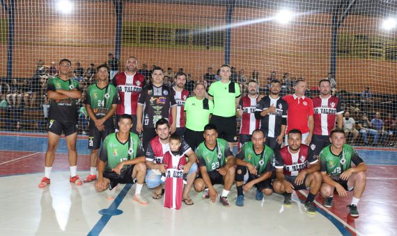 Foto colorida de equipe no campeonato municipal de futsal de Santo Antônio das Missões