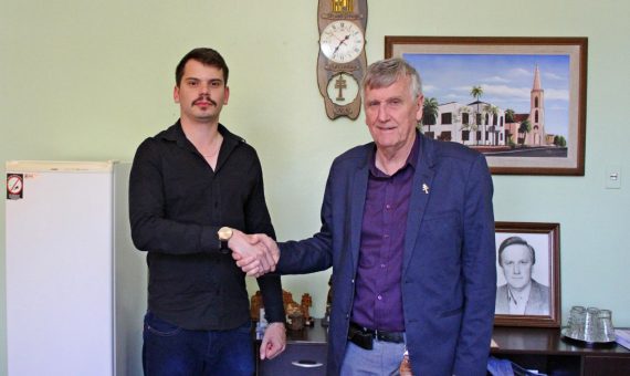 foto colorida de aperto de mão entre prefeito Sidney Brondani e vereador João Iuri