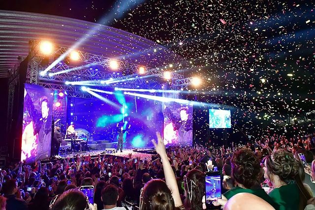 Foto colorida de palco e plateia do show de Luan Santana na Fenamilho
