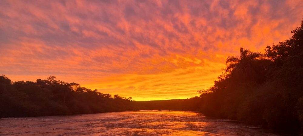 foto colorida do rio inhacapetum ao pôr do Sol