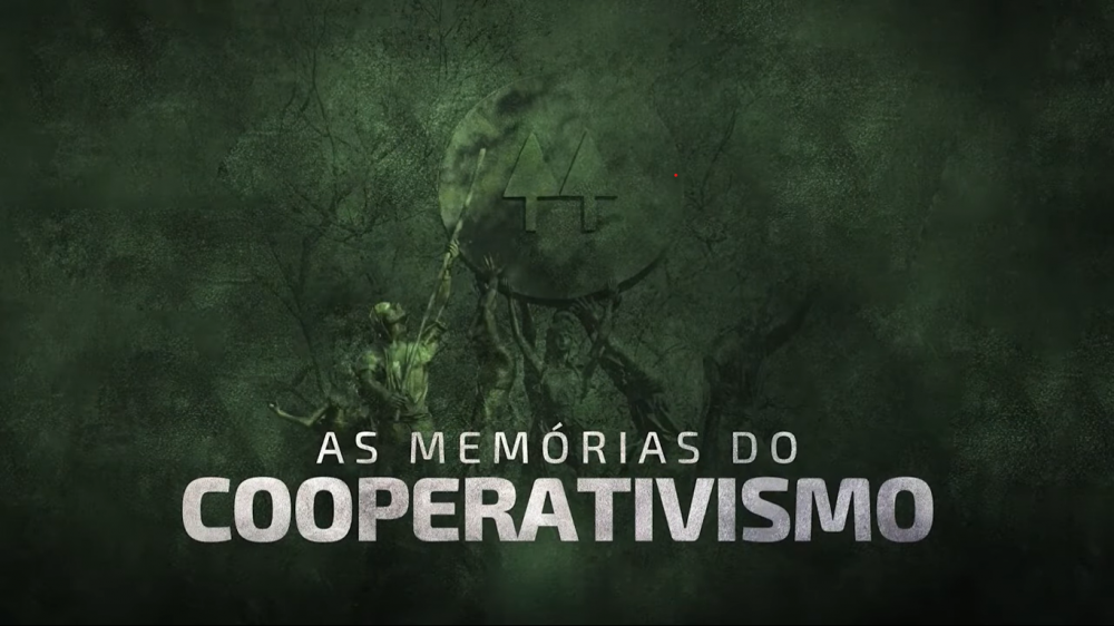 Desenho colorido com símbolo do cooperativismo erguido por pessoas e a frase escrita em branco "As memórias do cooperativismo". As imagens estão desfocadas em fundo verde escuro